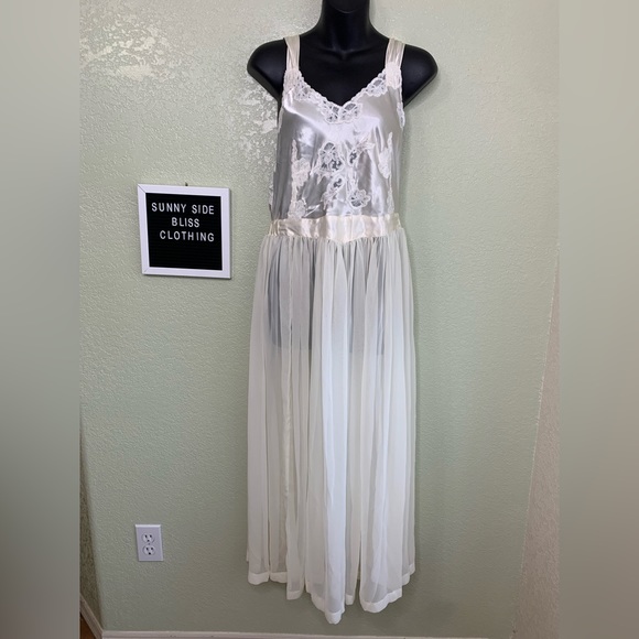 Rare Vintage Victoria Secret Embroidered Night Gown W/ Matching Robe One Size - Picture 2 of 16